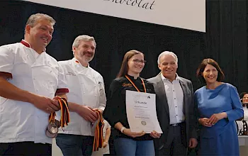 Die Jury und die Preisträgering bei der Preisverleihung